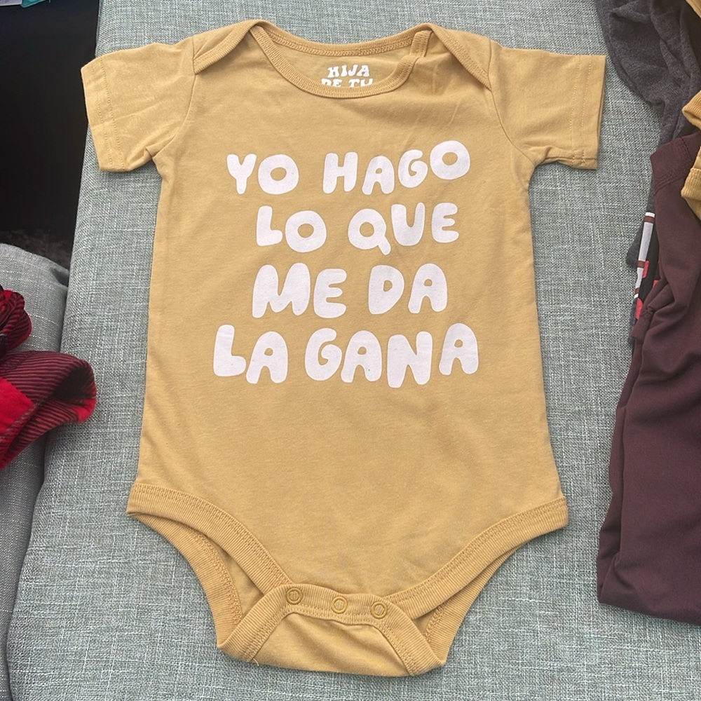 Wear Your Culture baby onsie hija de tu madre Yo Hago Lo Que Me Da La Gana